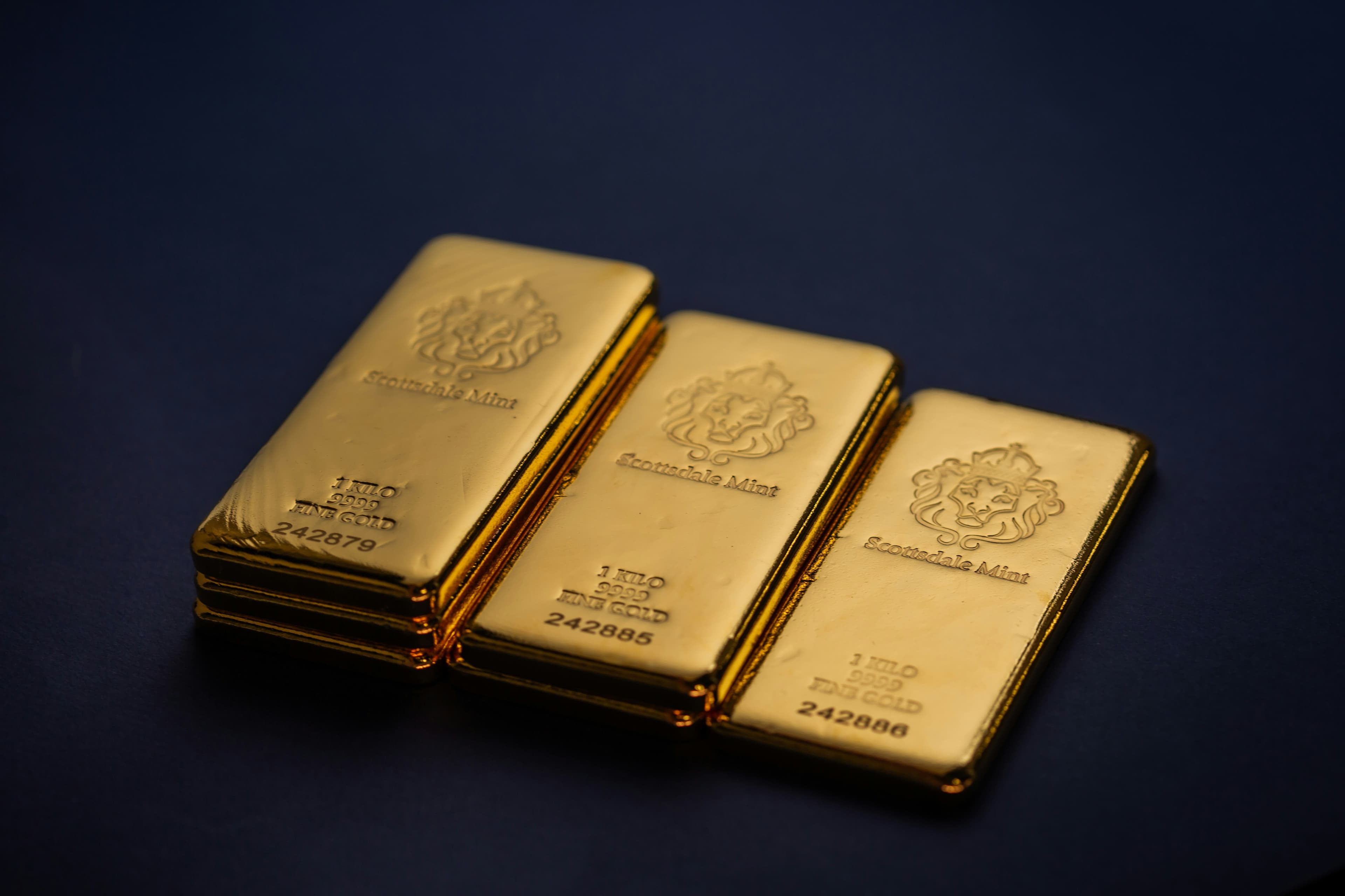 Ouro sobe mais de 2% para perto de 4.090 dólares após dados de inflação nos Estados Unidos