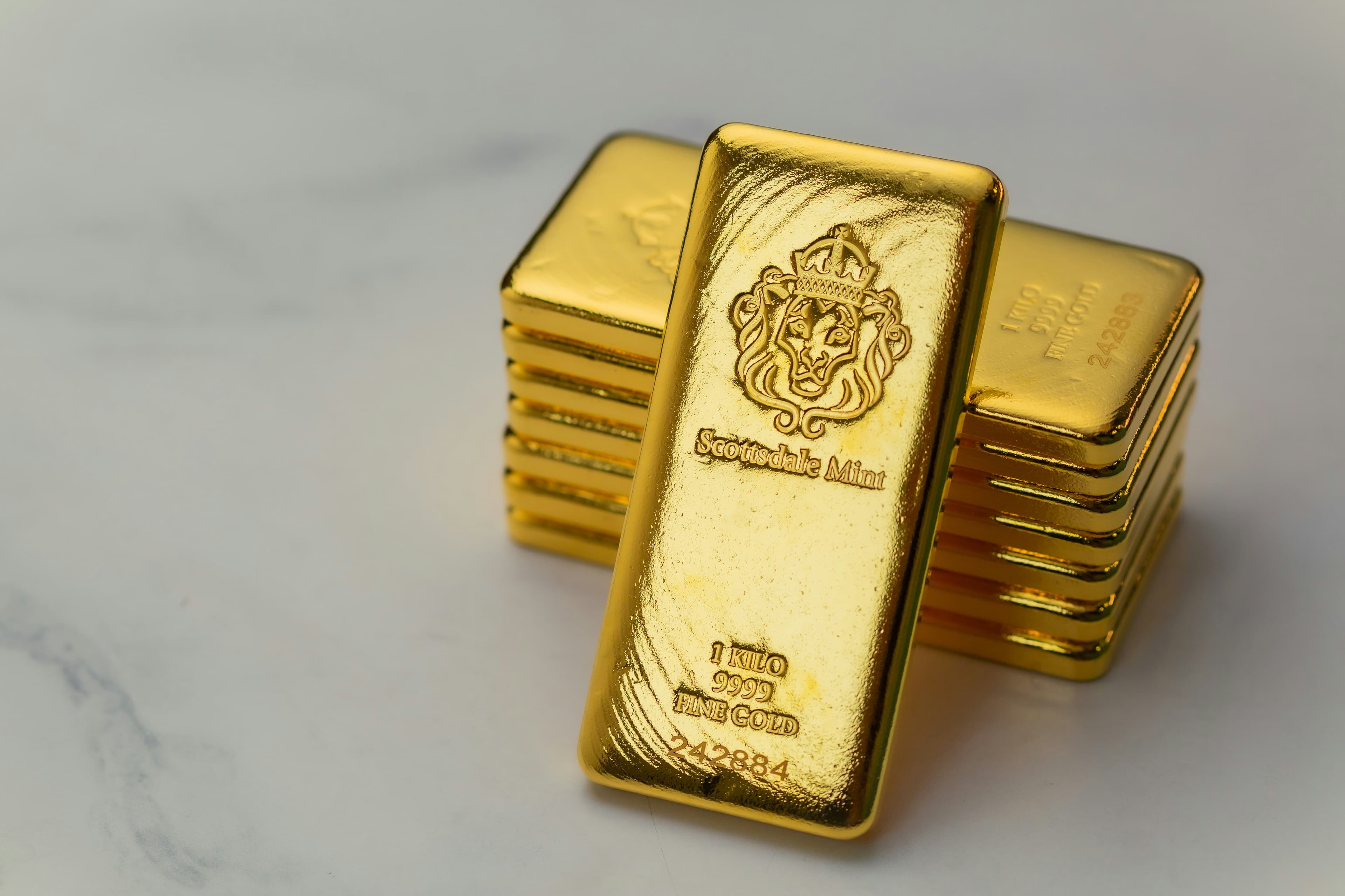 Ouro cai para perto dos 4.000 dólares e aproxima-se do valor mais baixo desde novembro de 2025